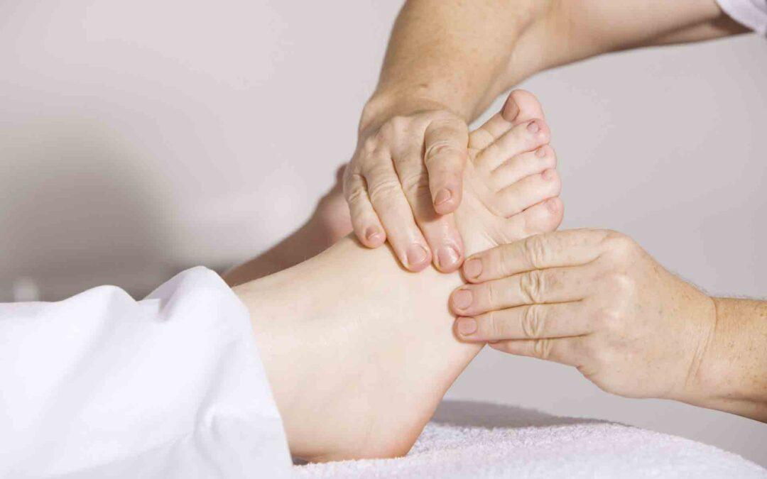 Cómo hacerse un masaje en los pies para aliviar el dolor por tensión en la  fascia plantar